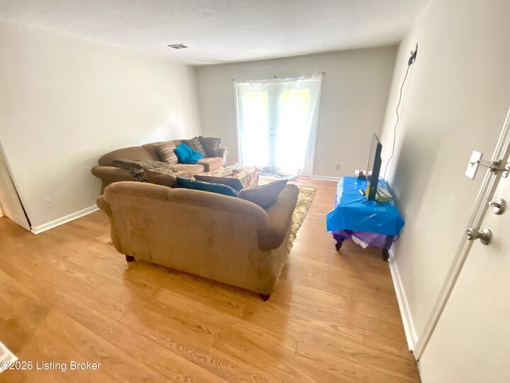 Property Photo:  206 Flanders Ct 8  KY 40218 