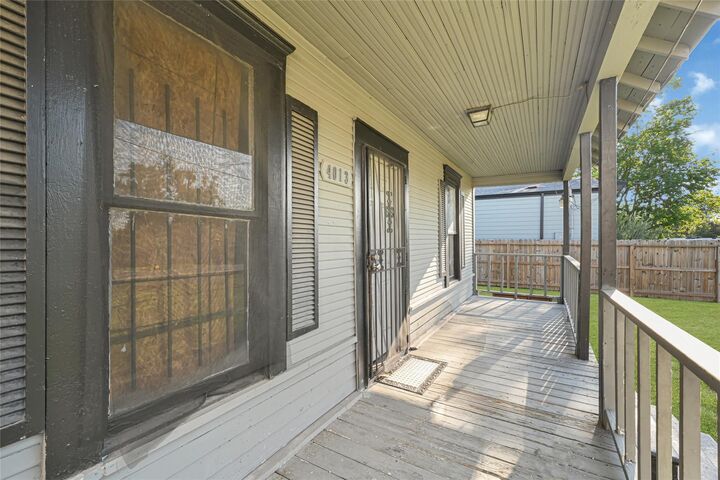 Property Photo: 4013 King Street TX 77026