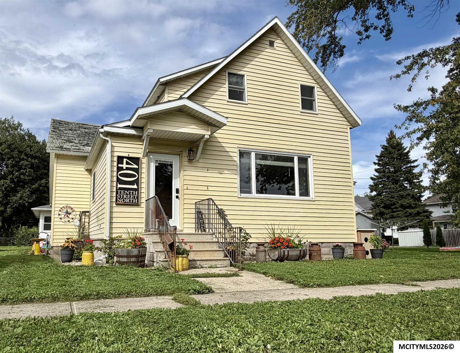 Property Photo:  401 10th St N  IA 50459 
