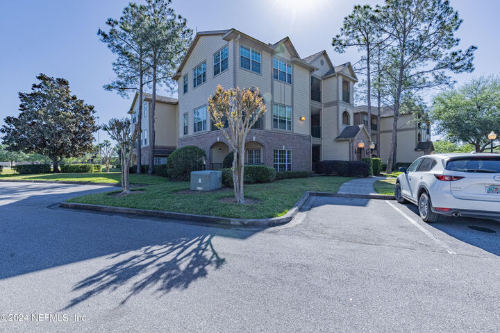Property Photo:  7800 Point Meadows Drive Unit # 1232  FL 32256 