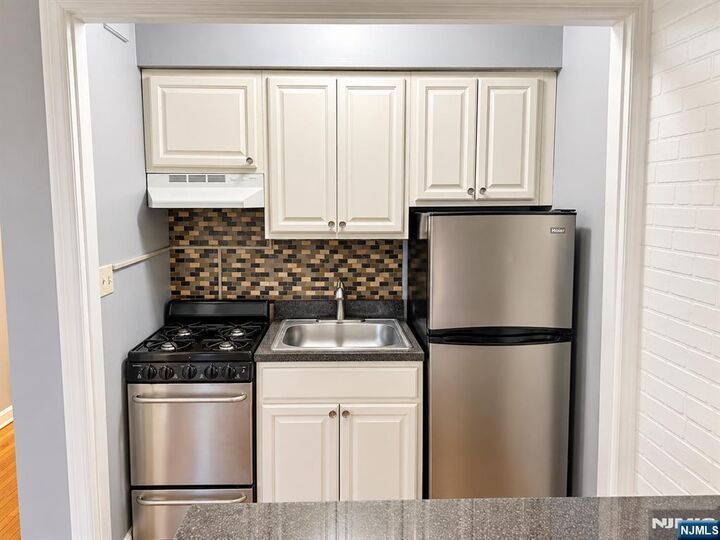 Property Photo:  306 Grafton Avenue 1M  NJ 07104 