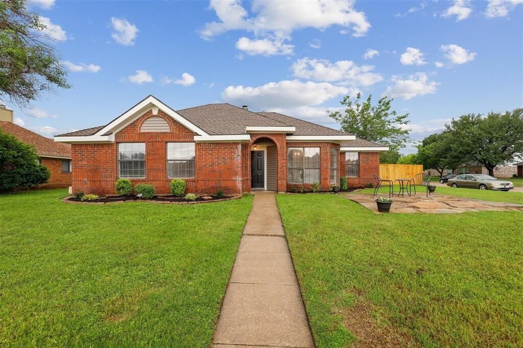 Property Photo:  400 Azalea Drive  TX 75002 