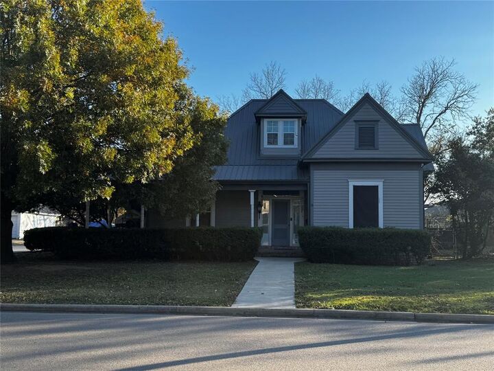 Property Photo:  818 E Elm Street  TX 76645 