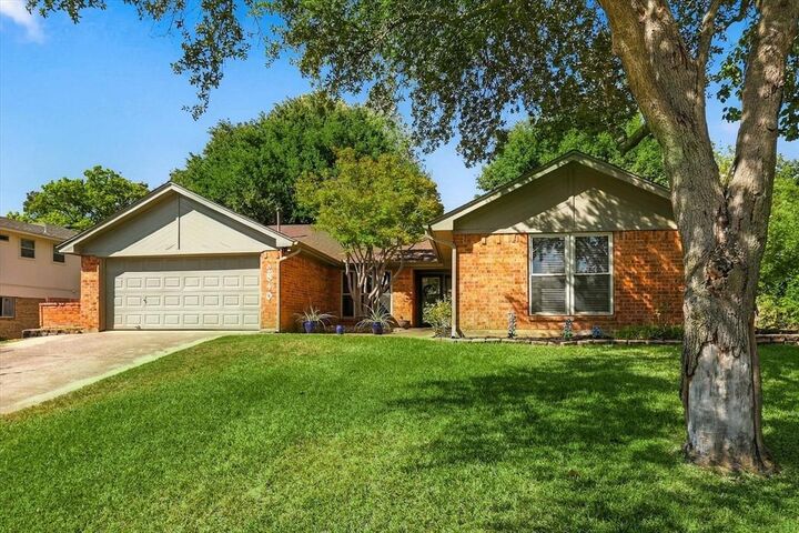 Property Photo: 2840 Southridge Drive TX 76051