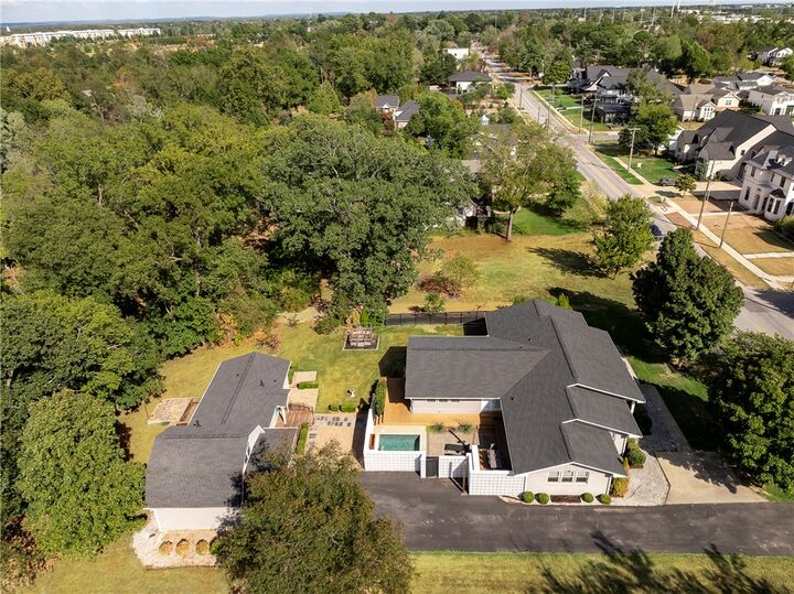 Property Photo:  607 NE 2nd Street  AR 72712 