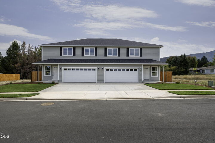 Property Photo: 171 SE Champagne Court OR 97527