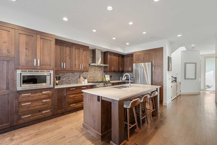 Property Photo:  2028 37 Avenue SW  AB T2T 2H5 