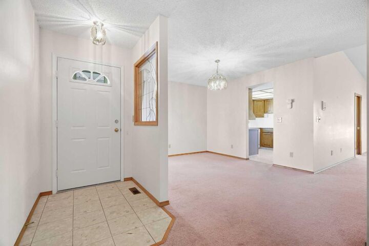 Property Photo: 109 Shawnee Rise SW AB T2Y 2S1