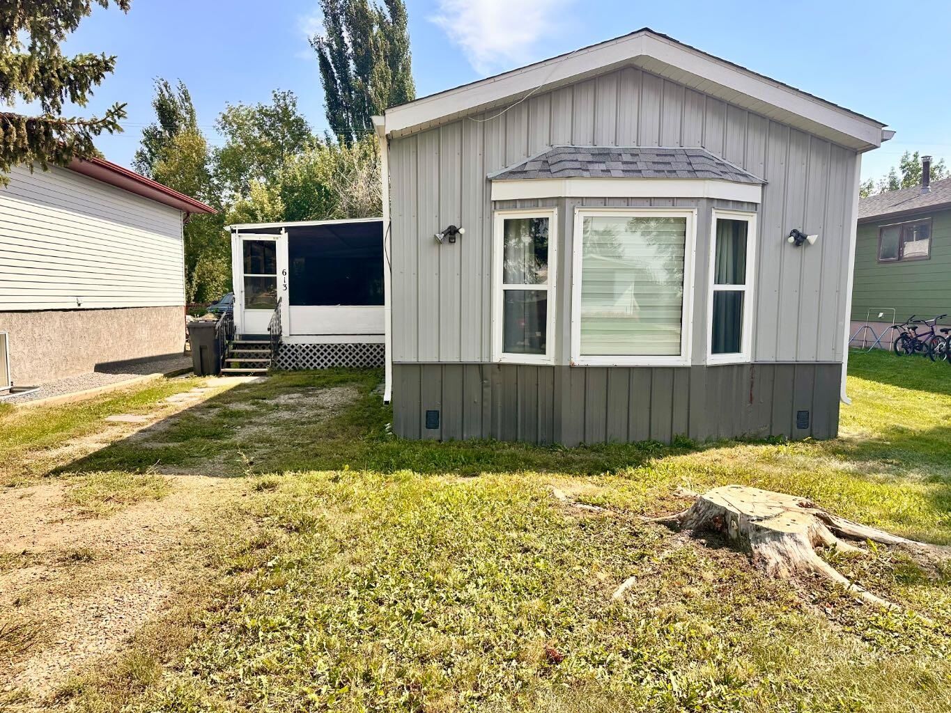 Property Photo:  613 Iris Street  AB T0J 2W0 