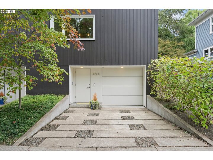 Property Photo: 3745 NE Mallory Ave OR 97212