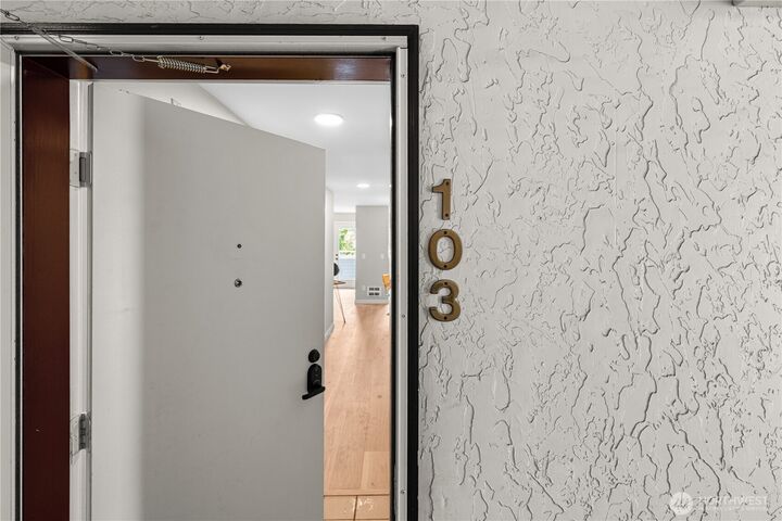Property Photo:  3435  California Avenue SW 103  WA 98116 