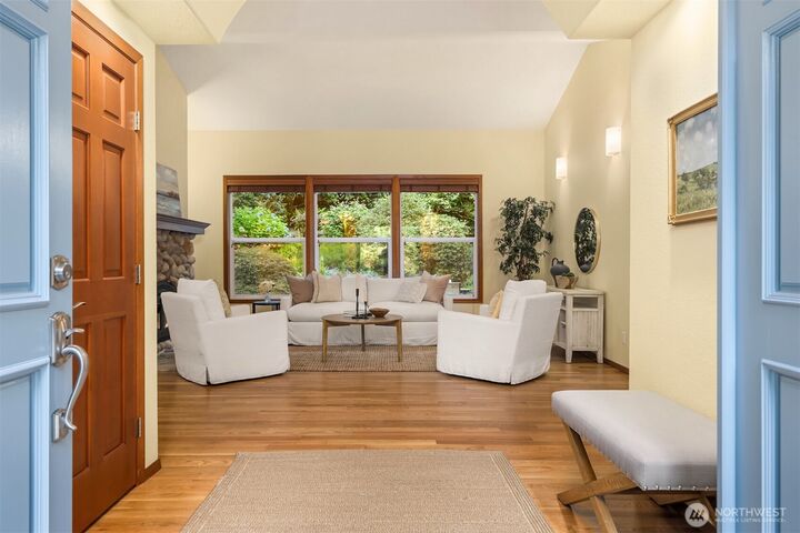 Property Photo: 8387 NE Sumanee Place WA 98110