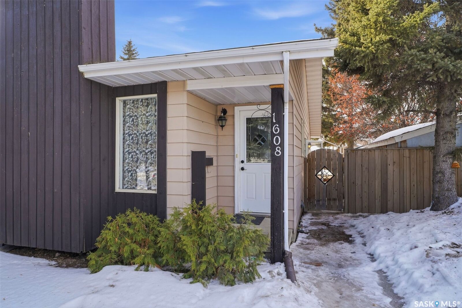 Property Photo:  1608 Vickies Avenue  SK S7N 2P3 