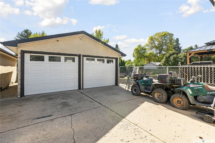 Property Photo: 2121 Richardson Road SK S7L 4B9