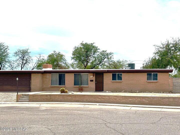 Property Photo:  701 W Edgewater Drive  AZ 85704 