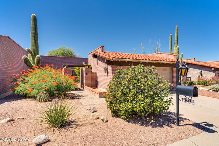 Property Photo:  8585 N Via Tioga  AZ 85704 