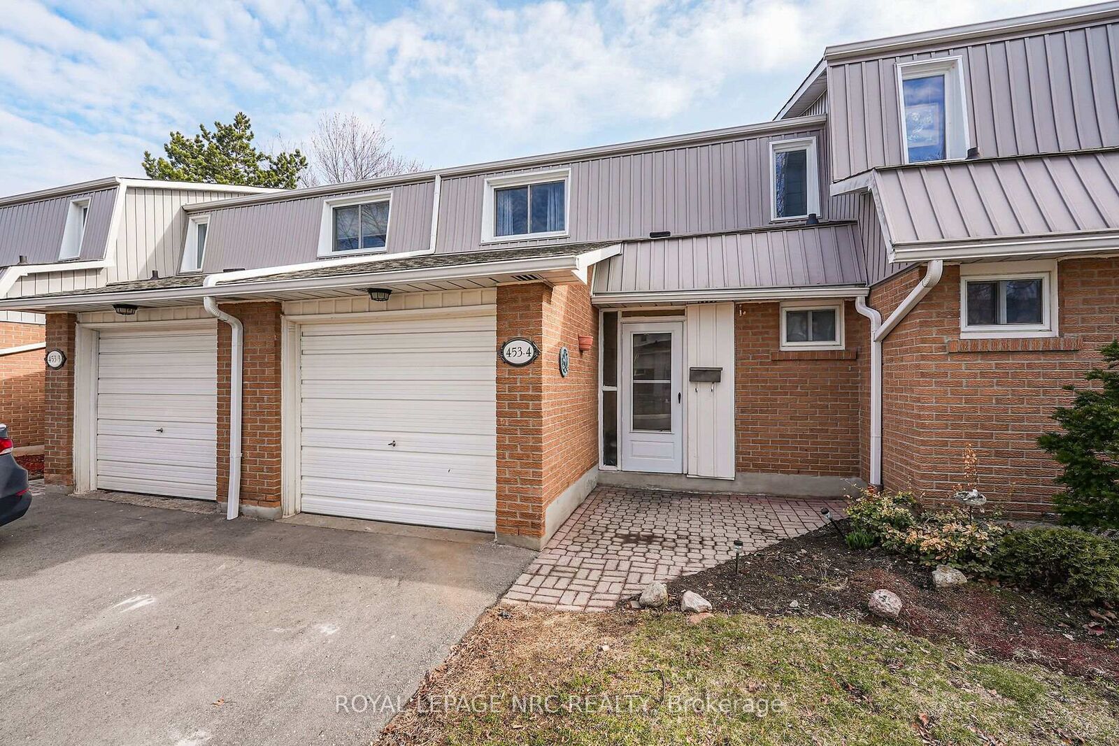 Property Photo:  453 Woodview Road 4  ON L7N 2Z9 