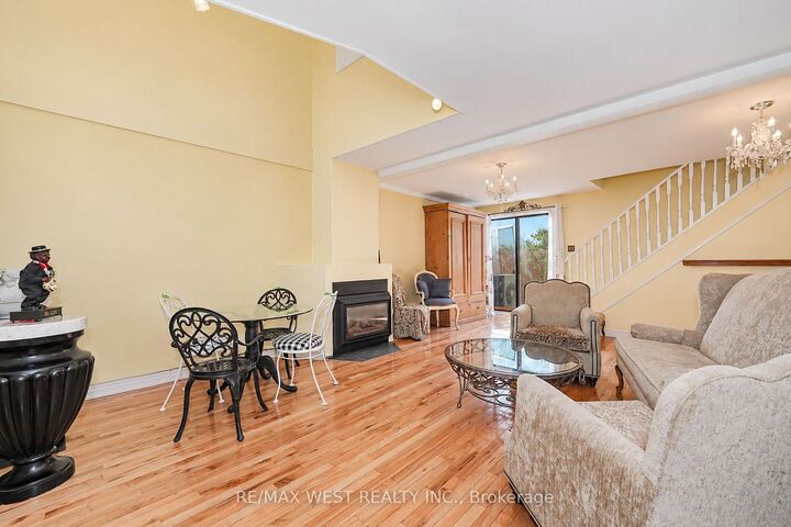 Property Photo:  311 Wellesley Street E  ON M4X 1H2 