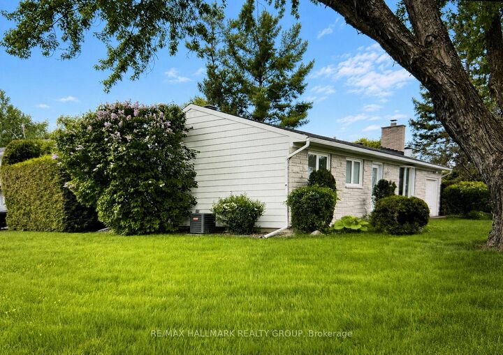 Property Photo:  20 Cramer Drive  ON K2H 5X5 