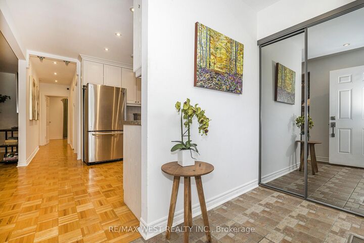 Property Photo:  32 Pine Avenue N  ON L5H 2P8 