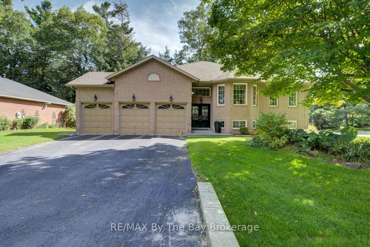 Property Photo:  17 Downer Crescent  ON L9Z 1C2 