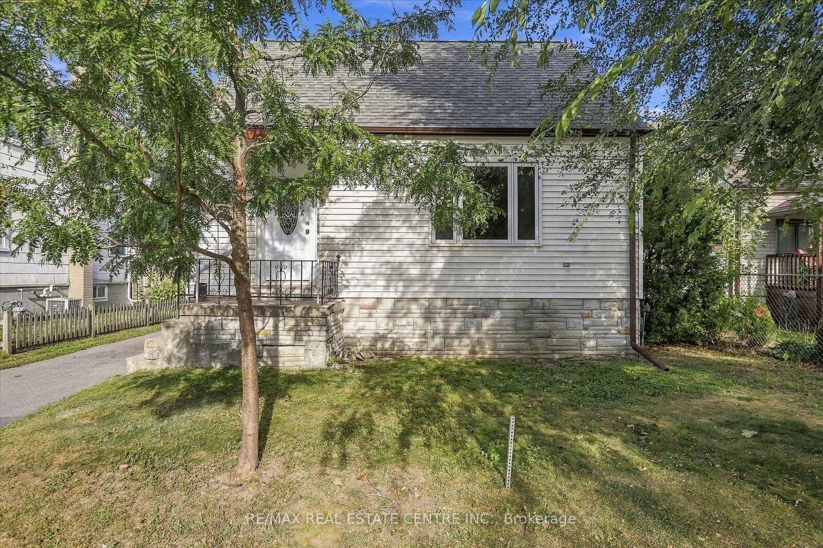 Property Photo:  988 High Street  ON K9J 5R6 