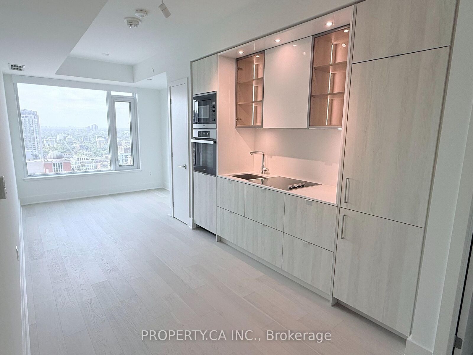 Property Photo:  11 Yorkville Avenue W 2214  ON M4W 0B7 