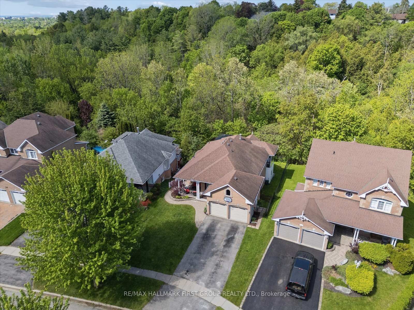 Property Photo:  1028 Highbrooke Court  ON L1K 2K6 