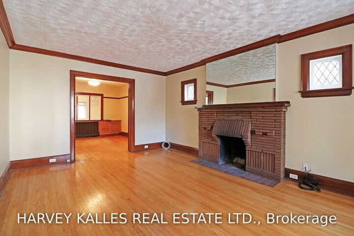 Property Photo: 184 Duplex Avenue ON M5P 2A9