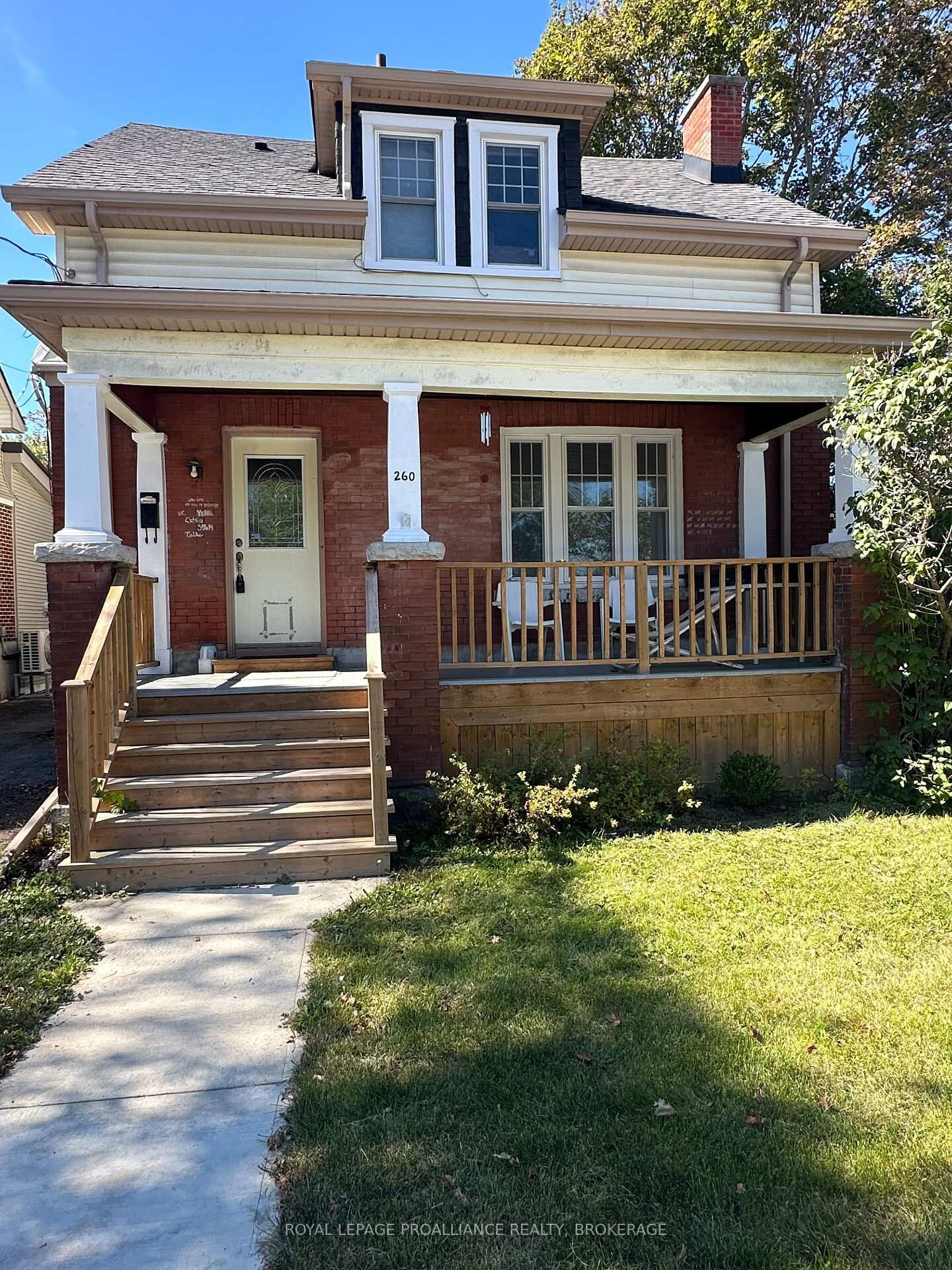 Property Photo:  260 Collingwood Street  ON K7L 3X8 