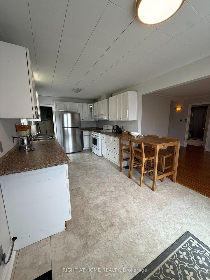 Property Photo:  297 Glenwoods Avenue  ON L4P 2X1 