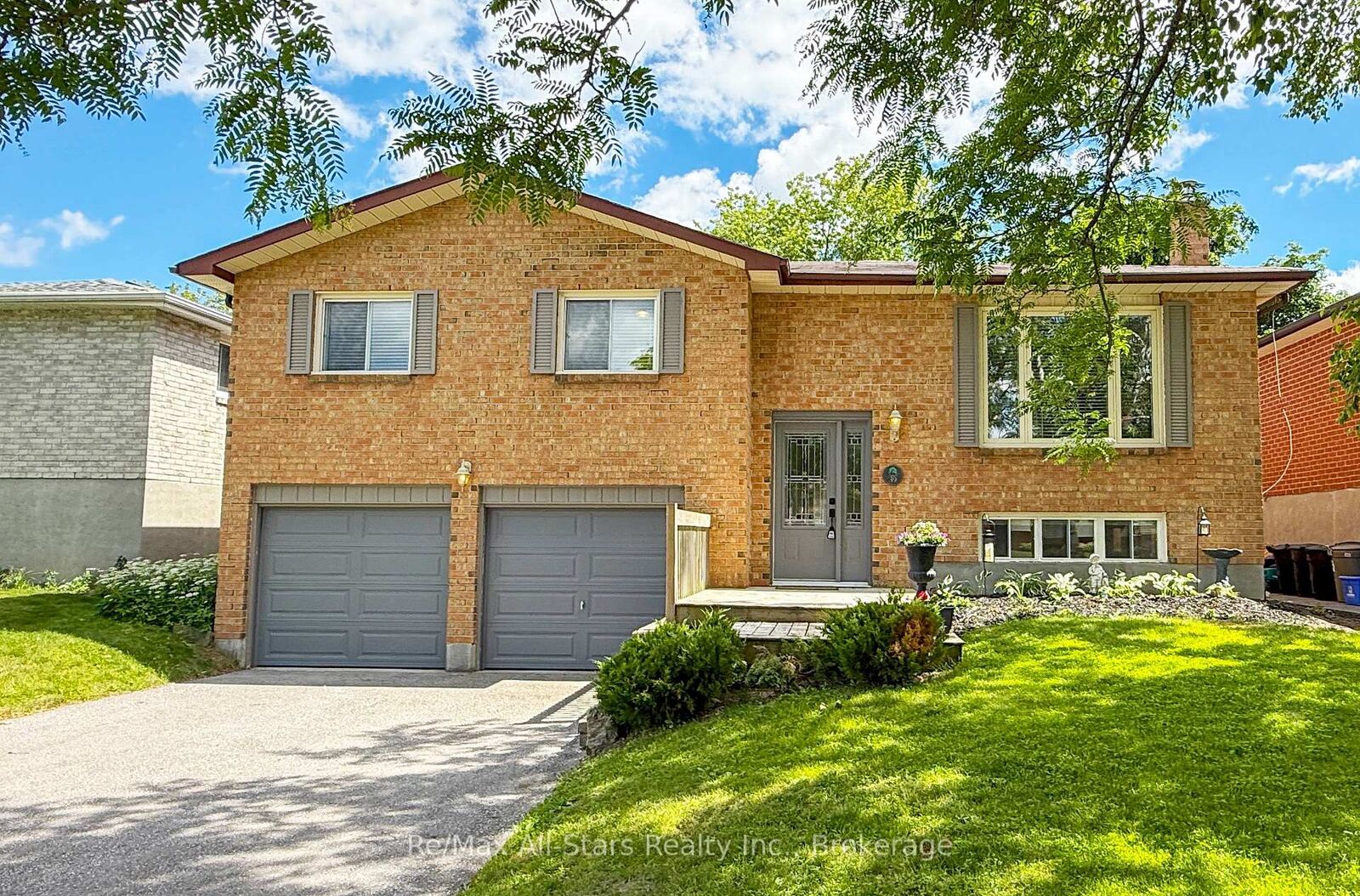 Property Photo:  39 Applewood Crescent  ON L9L 1G7 
