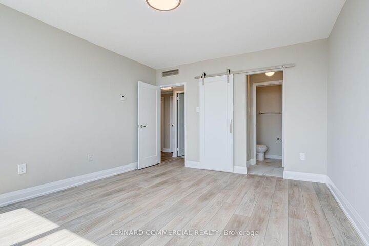Property Photo:  60 Pleasant Boulevard 3207  ON M4T 1K1 