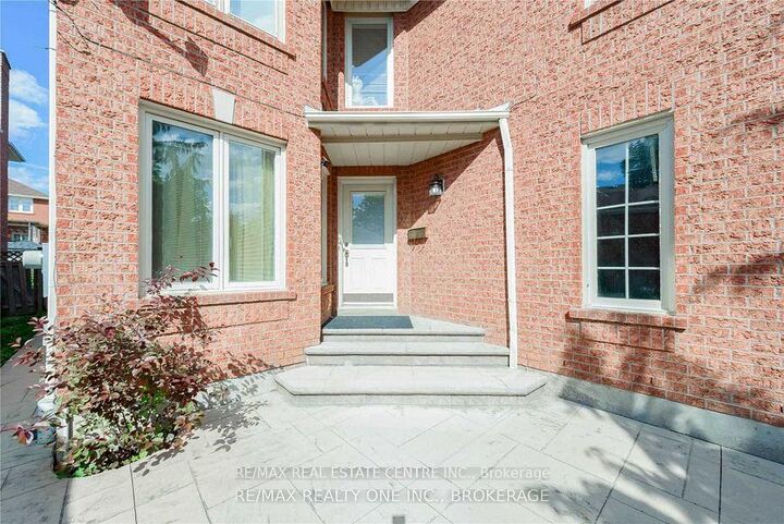 Property Photo:  6197 Duford Drive Upper  ON L5V 1A5 