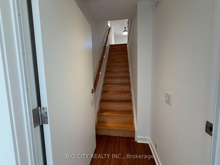 Property Photo:  20 Gray Avenue Upper  ON M6N 4S6 