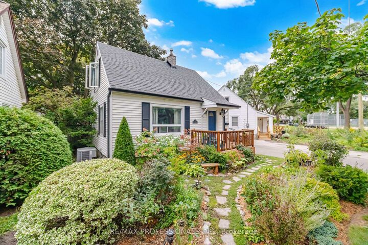 Property Photo:  8 Smith Crescent  ON M8Z 3X5 