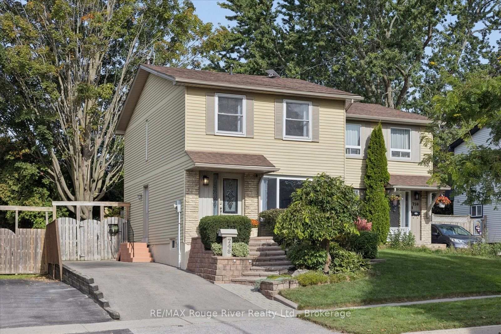 Property Photo:  748 Hillcroft Street  ON L1G 7H6 