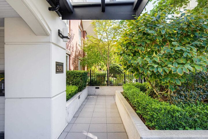Property Photo:  2950 King George Boulevard 207  BC V4P 0E5 