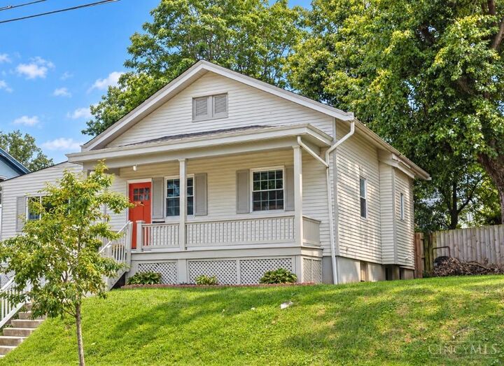 Property Photo: 2529 Ridgeland Place OH 45212