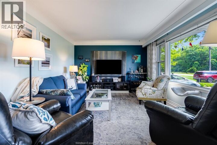 Property Photo:  27 Mersea Rd 12  ON N8H 3V4 