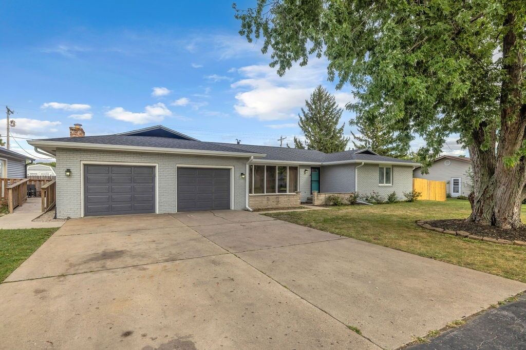 Property Photo: 840 East Drive IL 62549