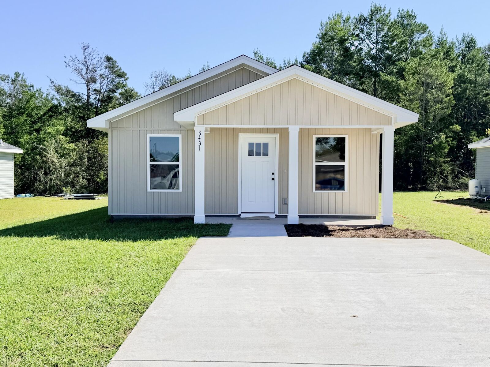 Property Photo: 5427 Bayleaf Drive FL 32539