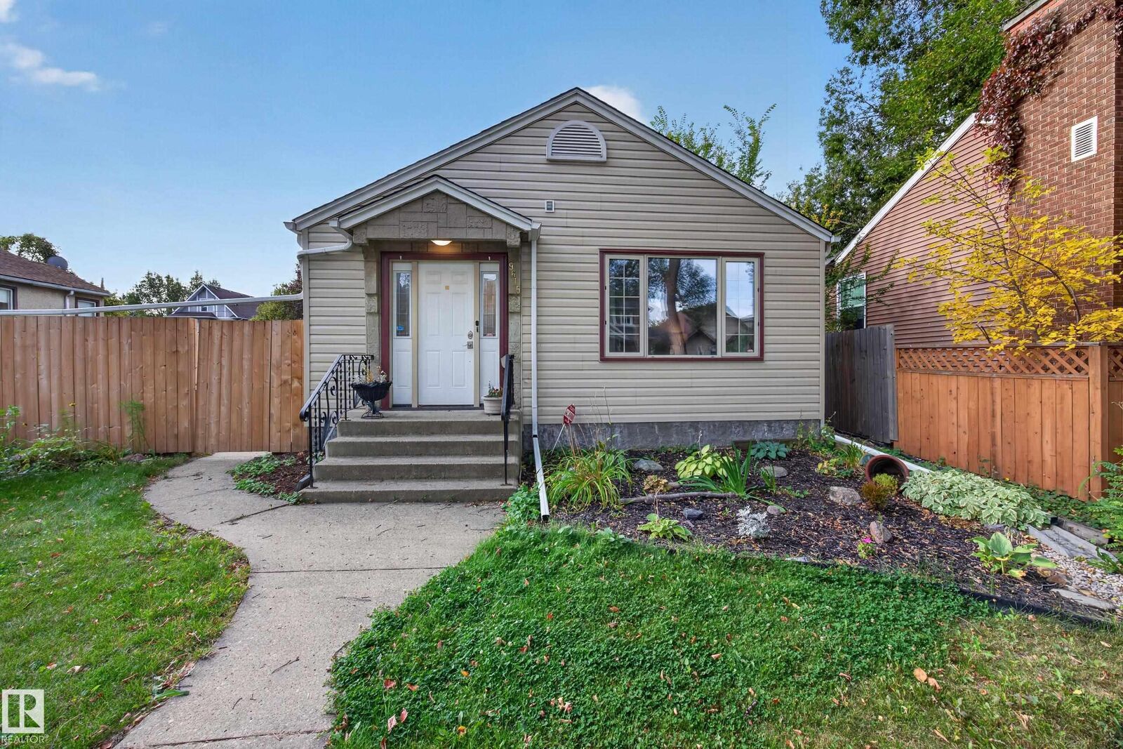 Property Photo:  9615 75 Avenue NW  AB T6E 1H7 