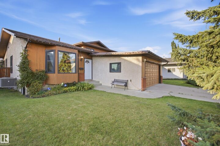 Property Photo:  9936 190 Street NW  AB T5T 3X3 