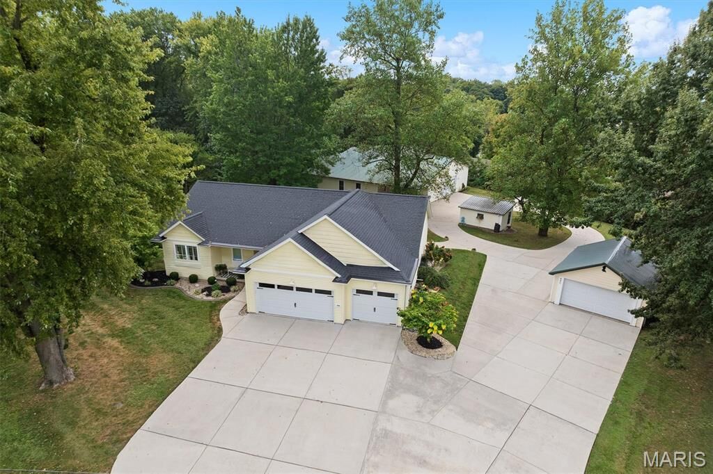 Property Photo: 480 Glen Crossing Road IL 62034