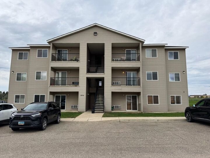 Property Photo:  1624 20th Ave Unit #102 NW  ND 58703 