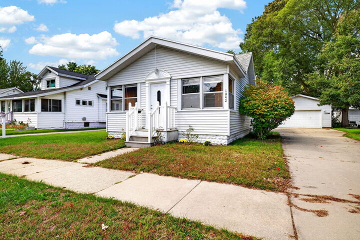 Property Photo: 1842 Mills Avenue MI 49445
