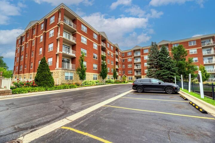 Property Photo: 1 Itasca Place 211 IL 60143