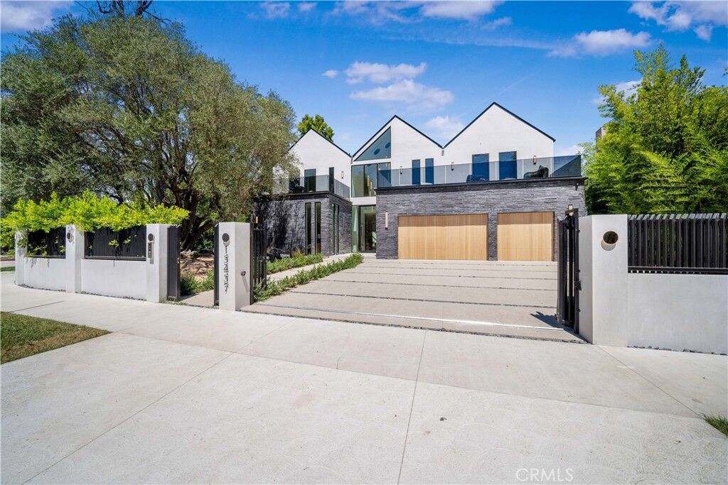 Property Photo: 4362 Firmament Avenue CA 91403