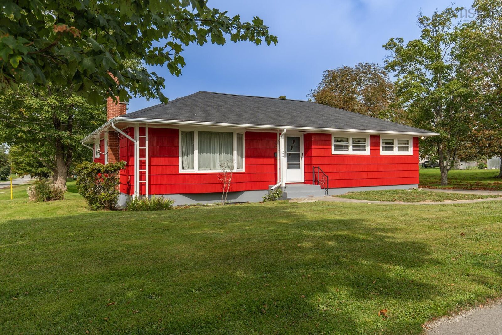 Property Photo:  306 Pleasant Street  NS B5A 2K8 